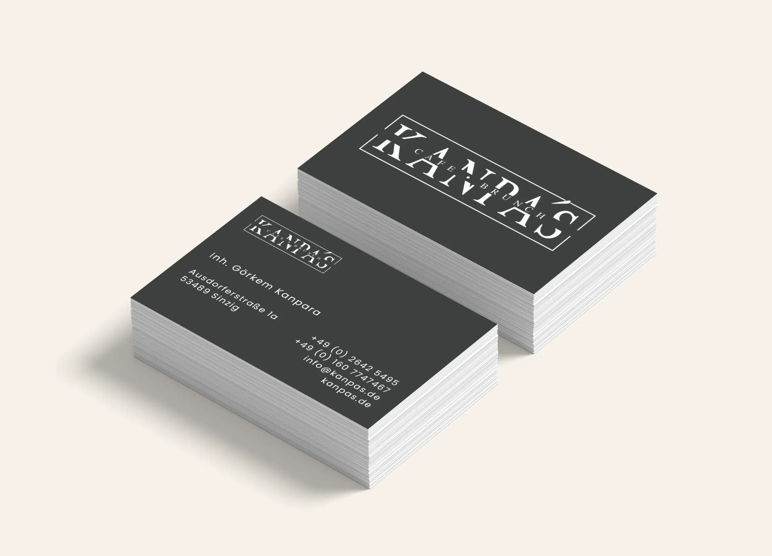 Visitenkarte für Kanpa's — Gastronomie-Auftritt auf getöntem Papier