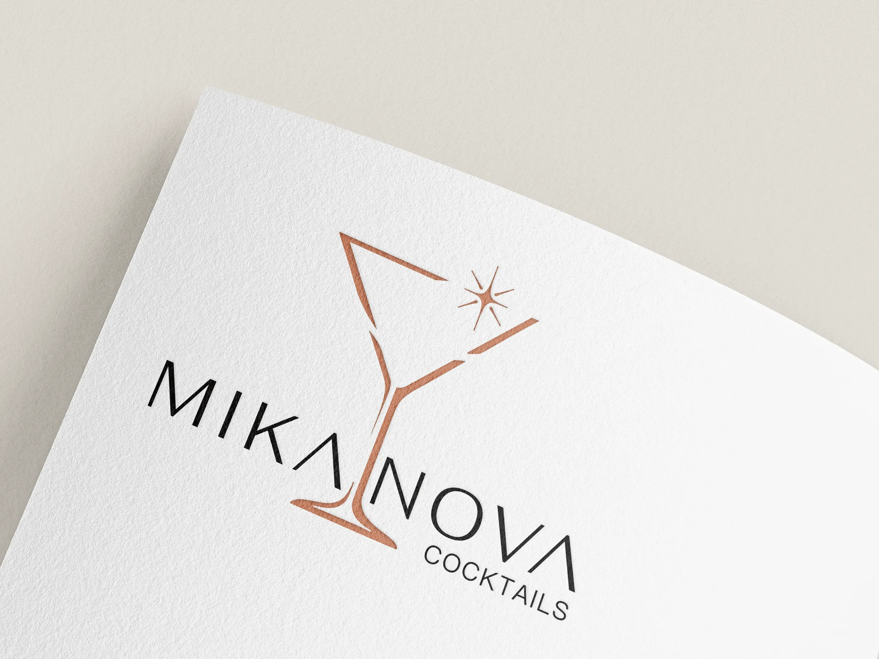 Logo für Mikanova Cocktails — Wortmarke mit Cocktailglas als Bildzeichen